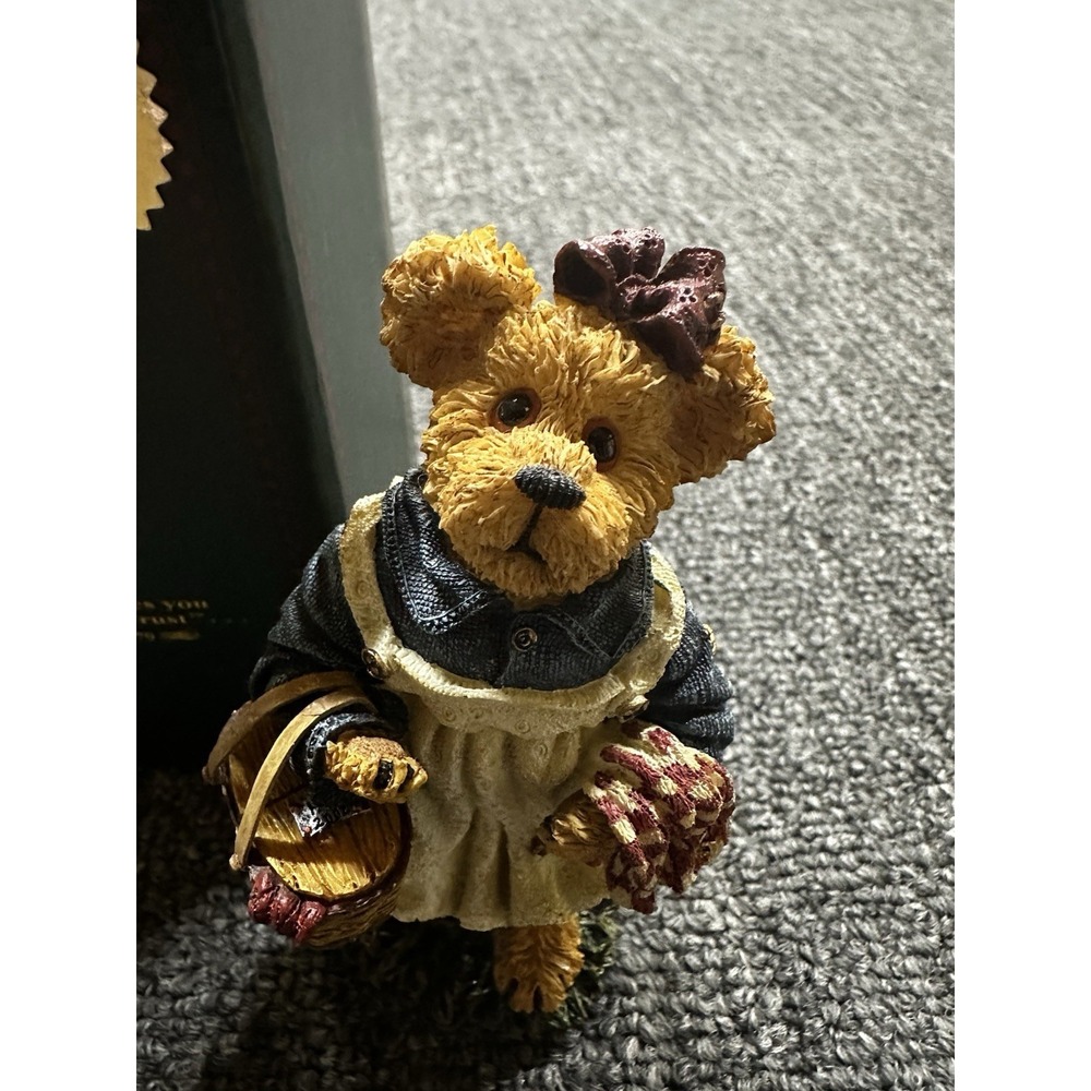 Boyds Bears Molly B. Berriweather Teddy Bears Picnic Bearstone Collection 2002
